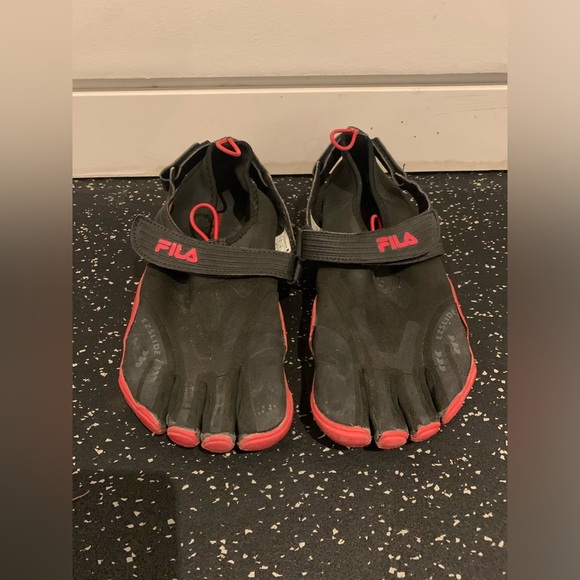 FILA men’s skele-toes size US 9 toe sock shoes red black sport shoe runners - Picture 1 of 4